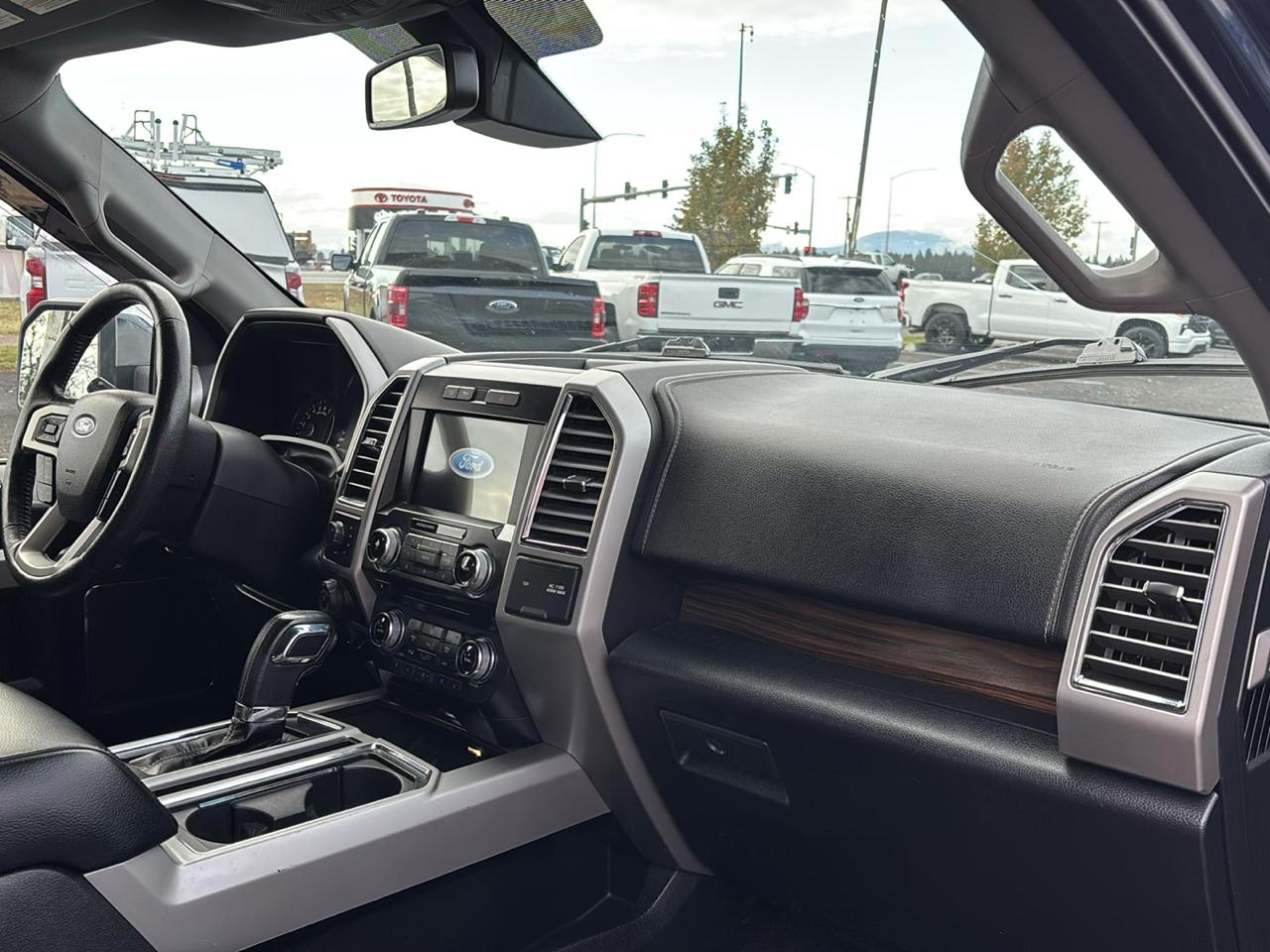 Ford F-150 4WD SuperCrew 145" Lariat 2016