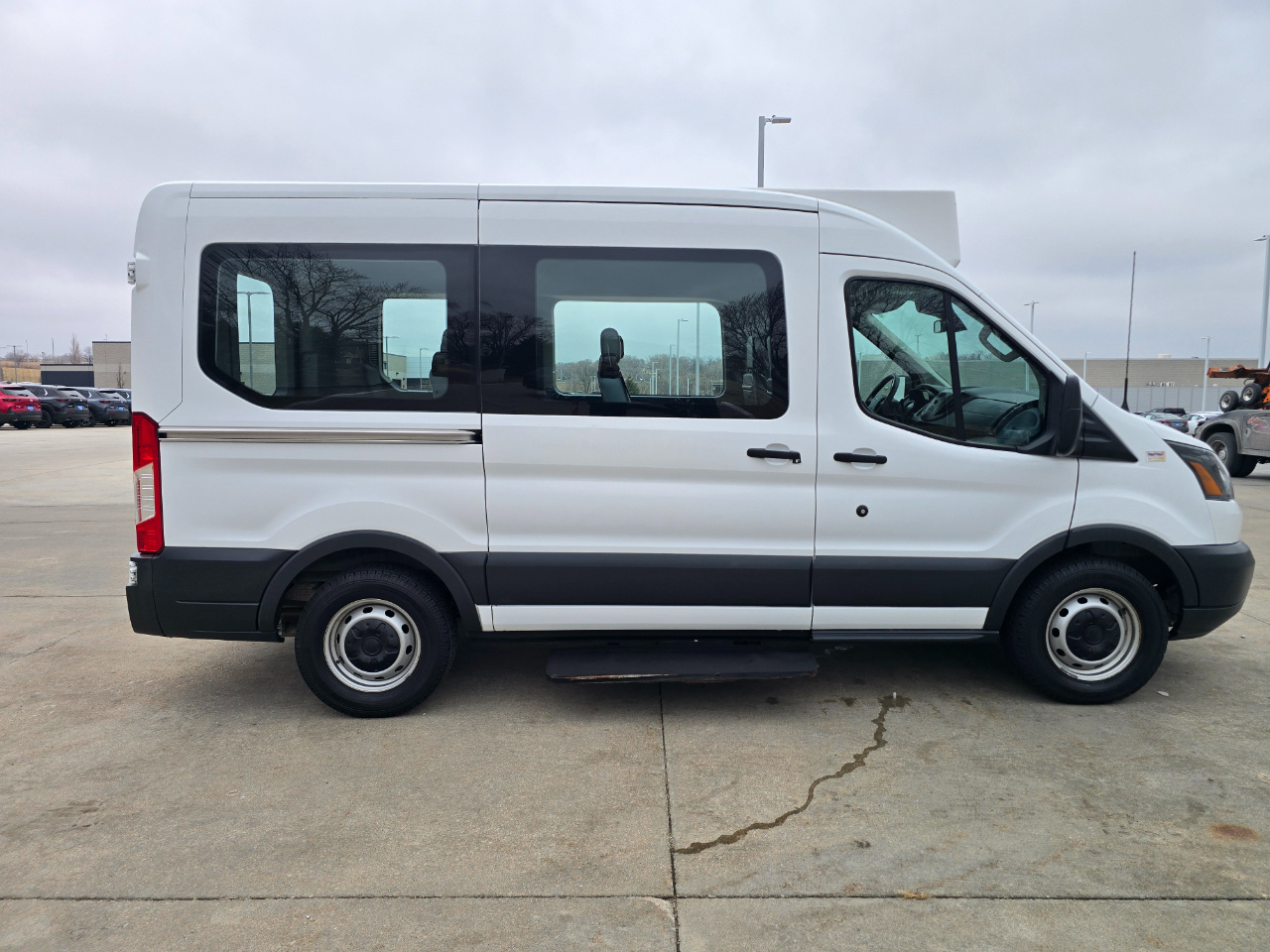 Ford Transit 150 Wagon Med. Roof XL w/Sliding Pass. 130-in. WB 2017