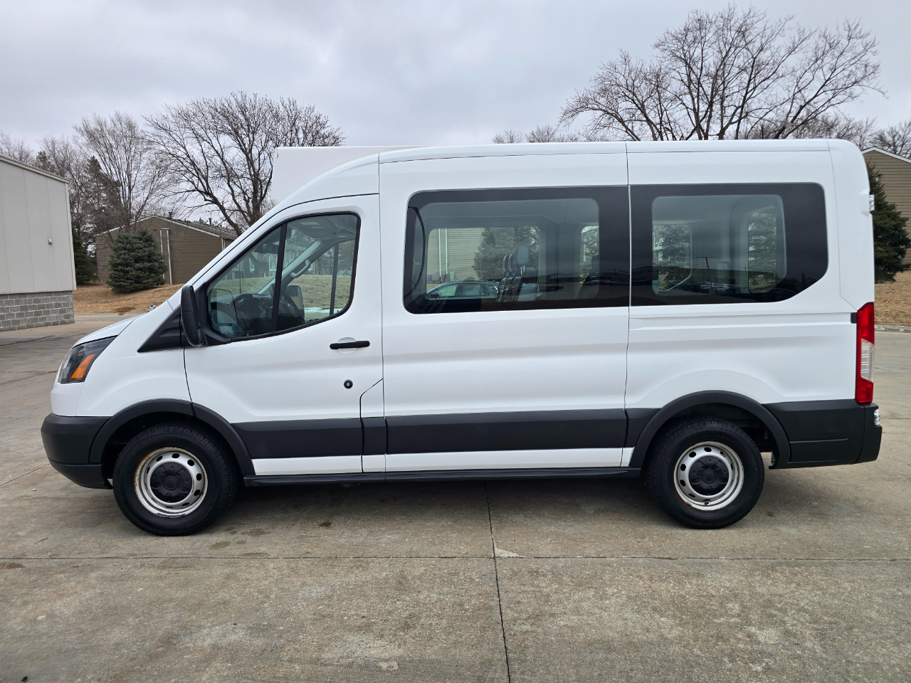 Ford Transit 150 Wagon Med. Roof XL w/Sliding Pass. 130-in. WB 2017