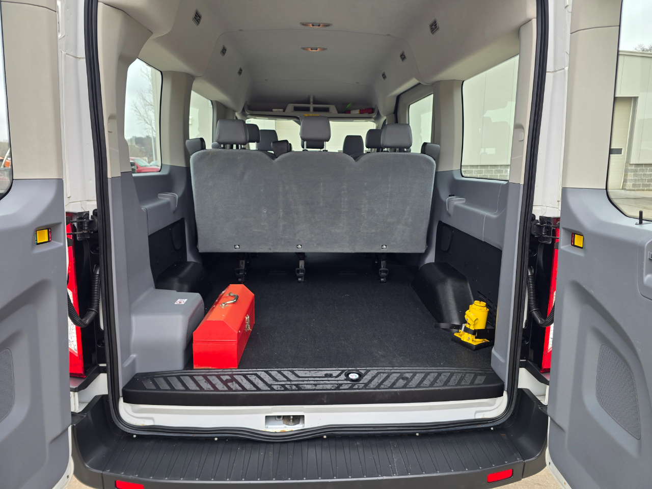 Ford Transit 150 Wagon Med. Roof XL w/Sliding Pass. 130-in. WB 2017