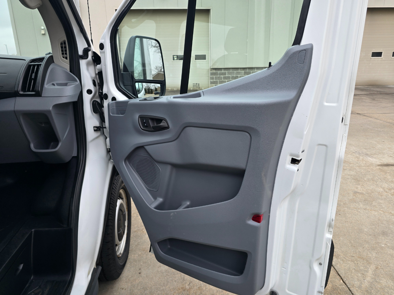 Ford Transit 150 Wagon Med. Roof XL w/Sliding Pass. 130-in. WB 2017