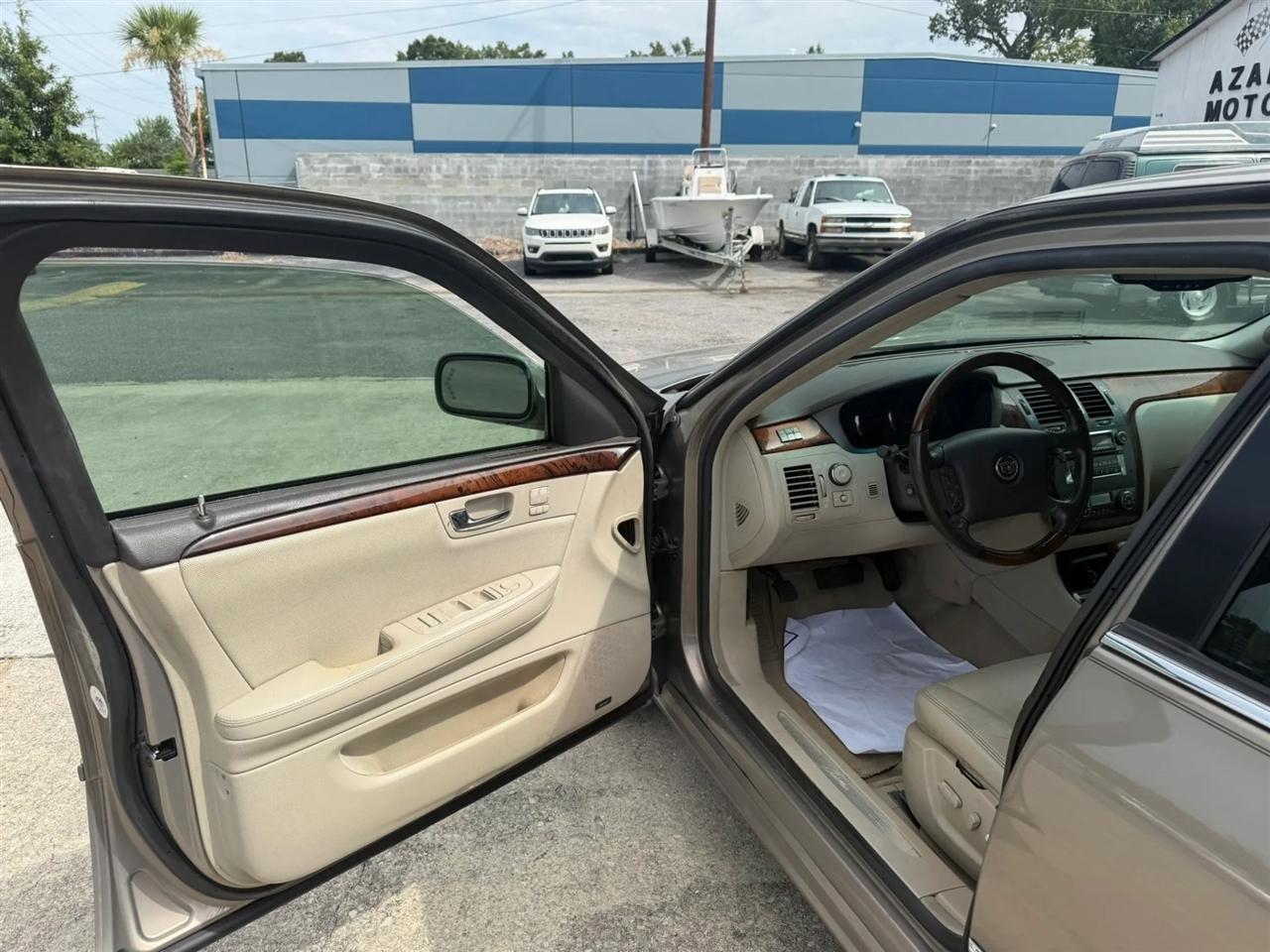 Cadillac DTS Sedan 2007