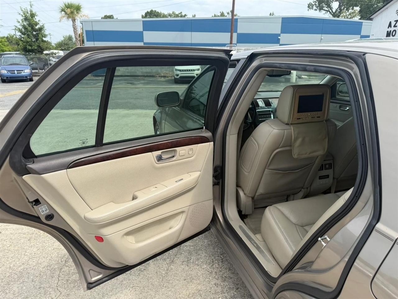 Cadillac DTS Sedan 2007