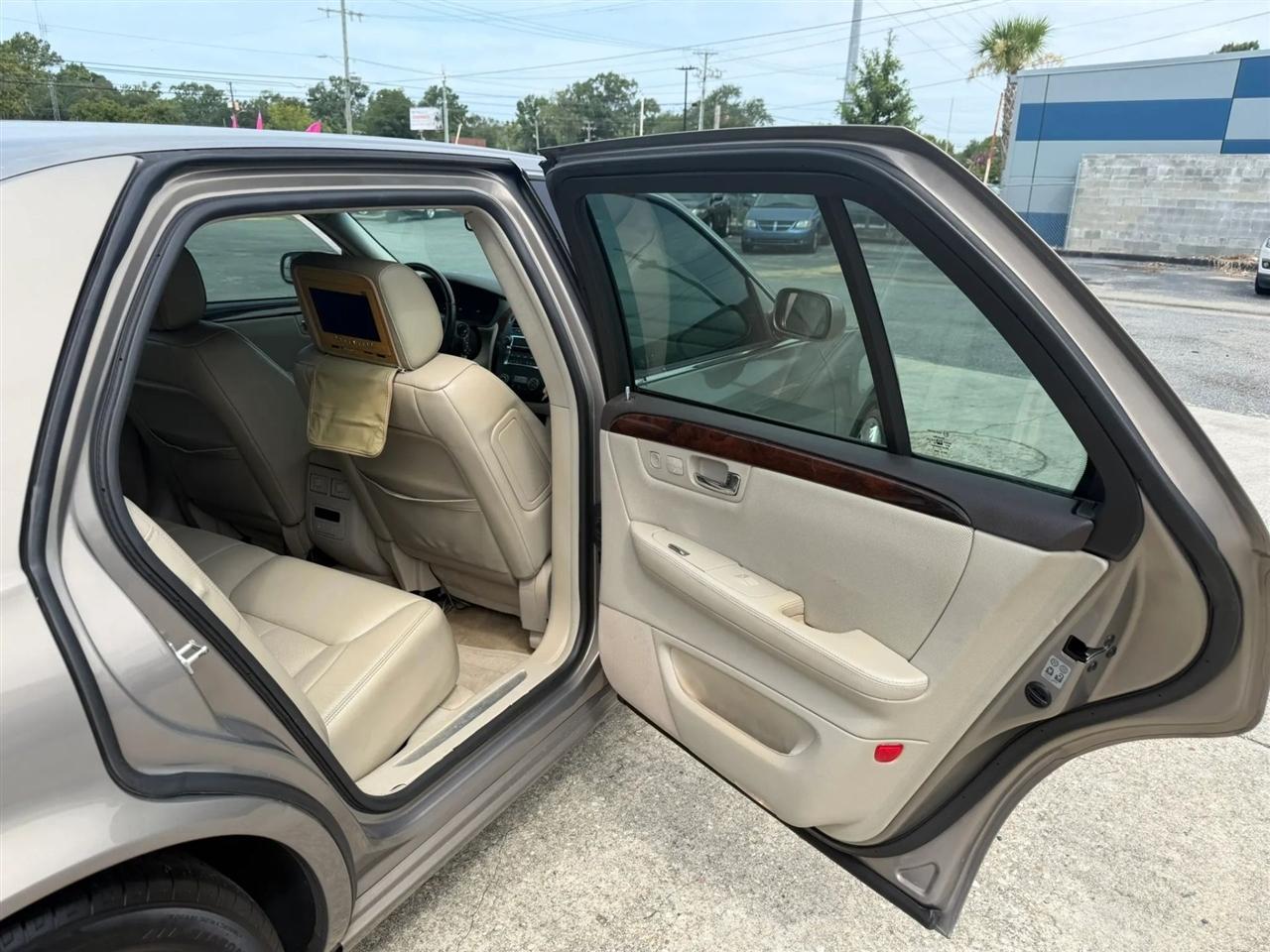Cadillac DTS Sedan 2007