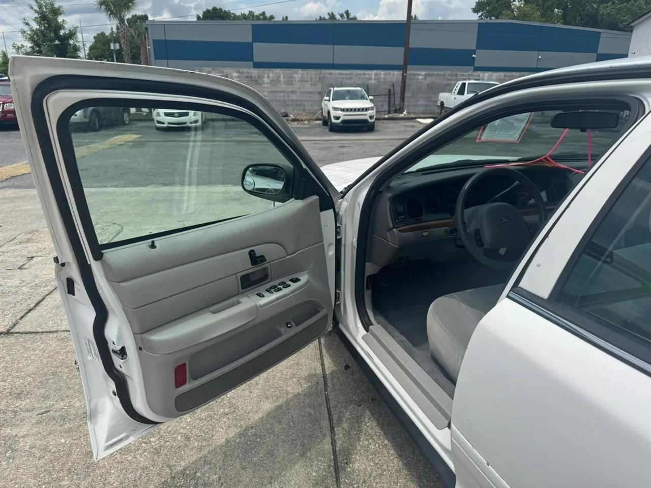 Ford Crown Victoria Standard 2003