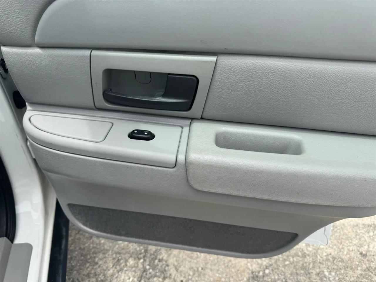 Ford Crown Victoria Standard 2003