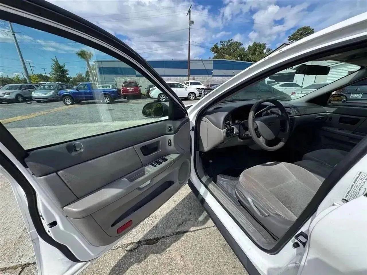 Ford Taurus SE 2006