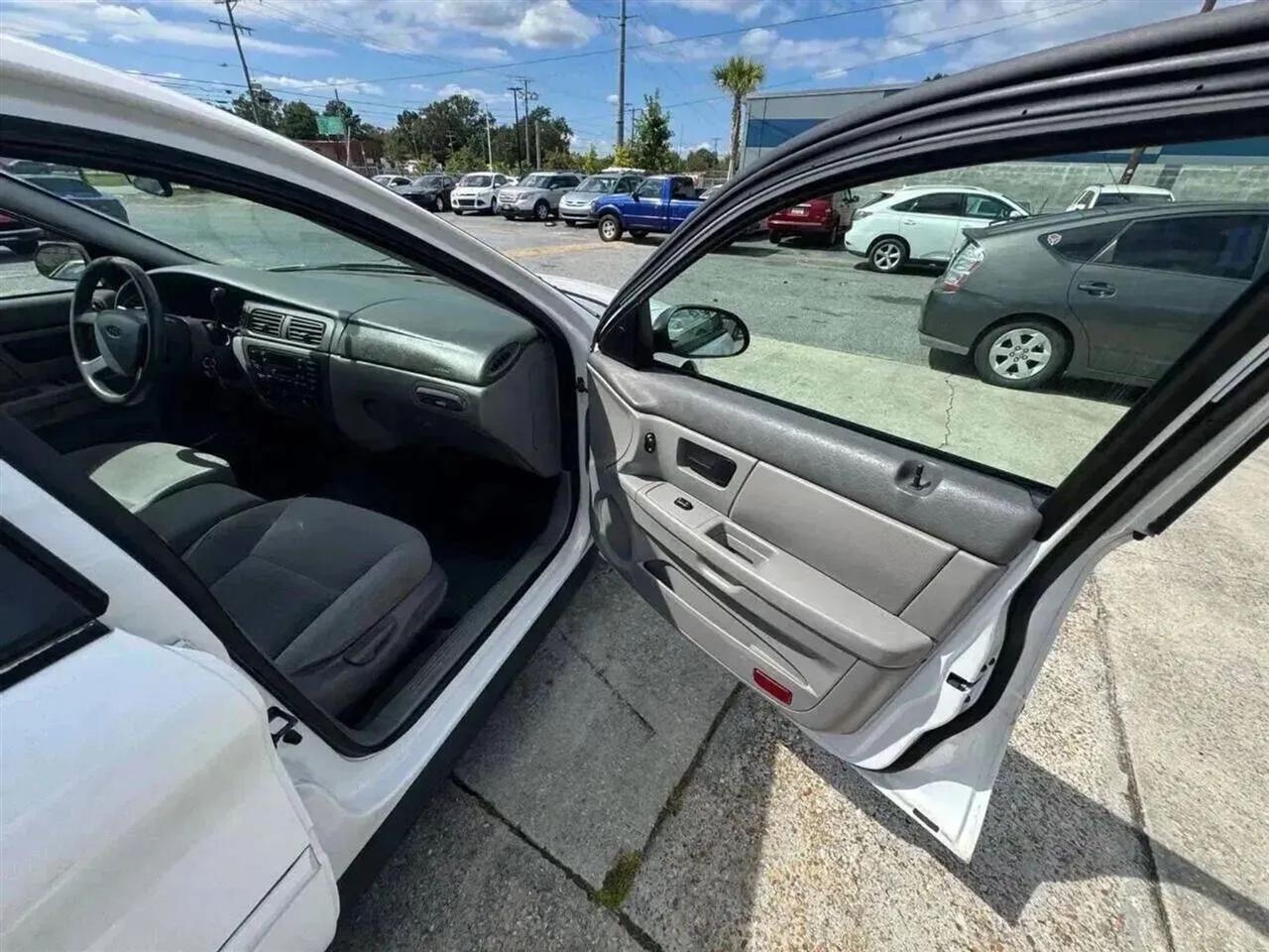 Ford Taurus SE 2006