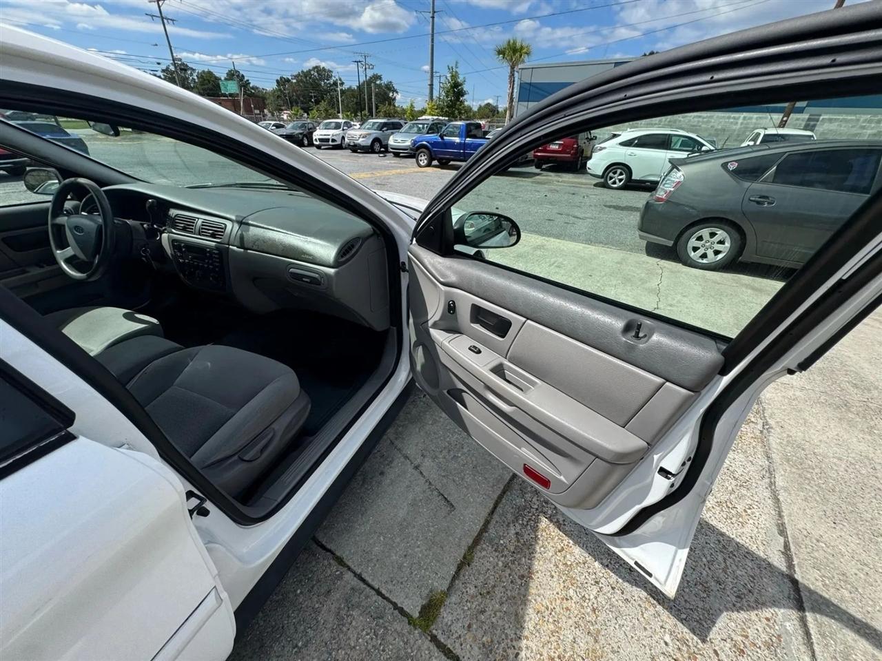 Ford Taurus SE 2006