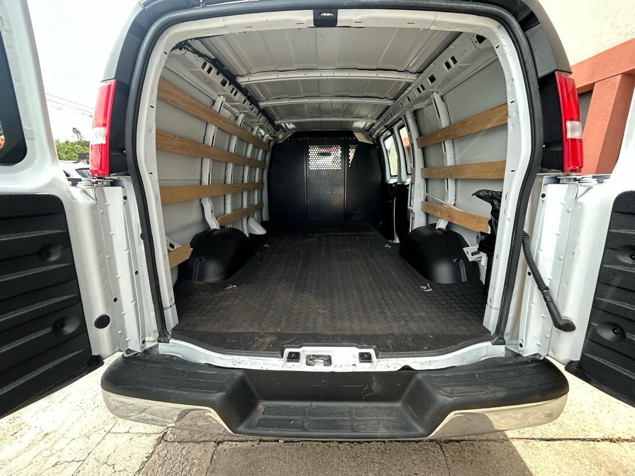 GMC Savana Cargo Van 1500 135" WB RWD 2025