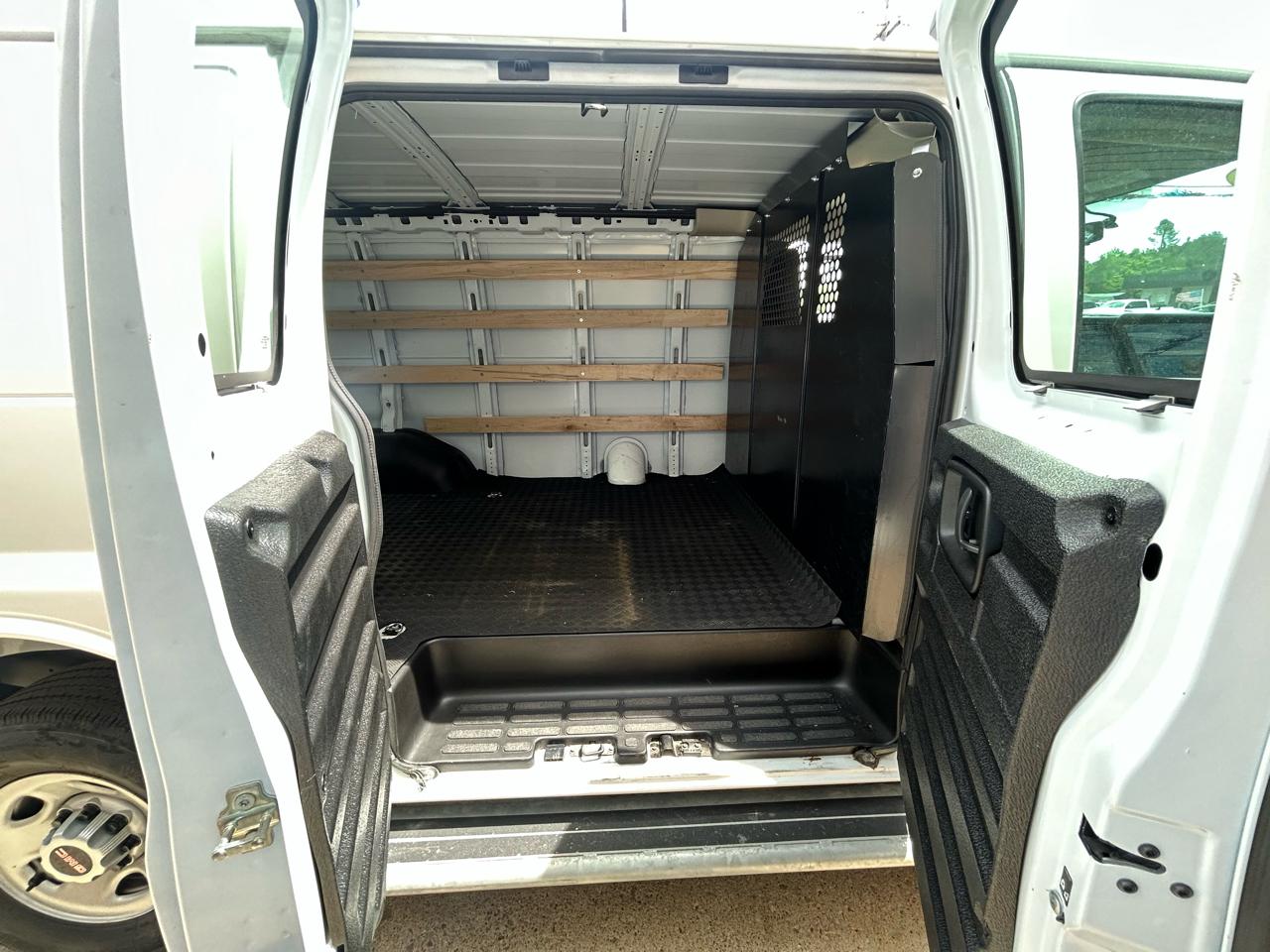 GMC Savana Cargo Van 1500 135" WB RWD 2025