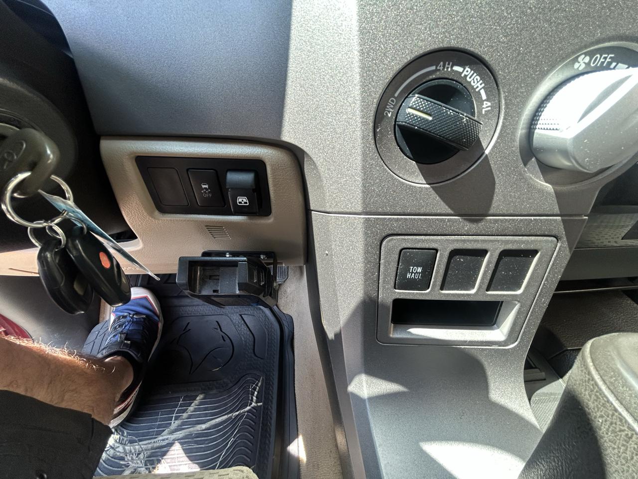 Toyota Tundra Tundra-Grade CrewMax 5.7L 4WD 2010