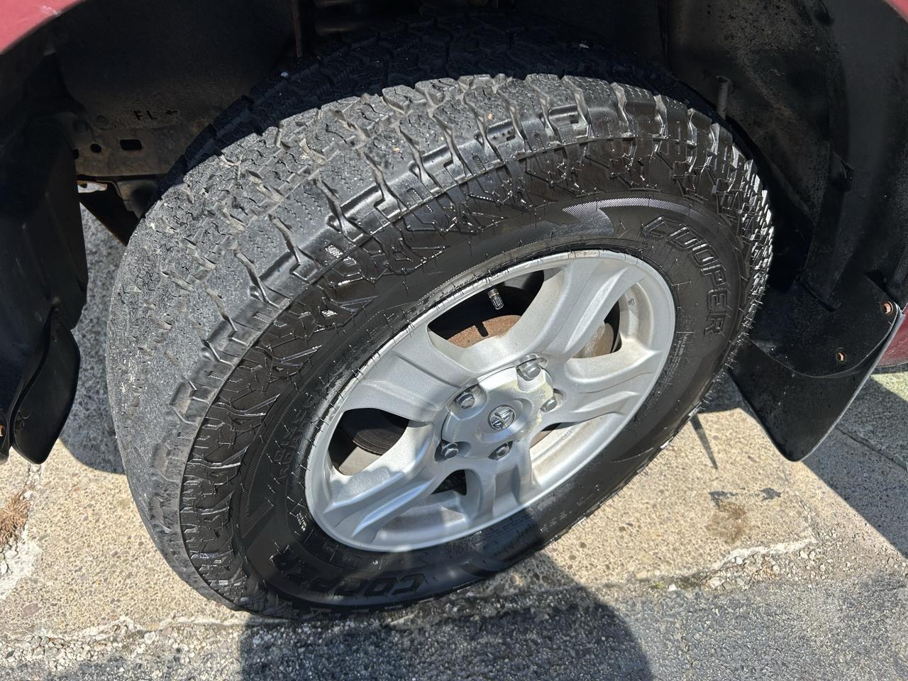 Toyota Tundra Tundra-Grade CrewMax 5.7L 4WD 2010