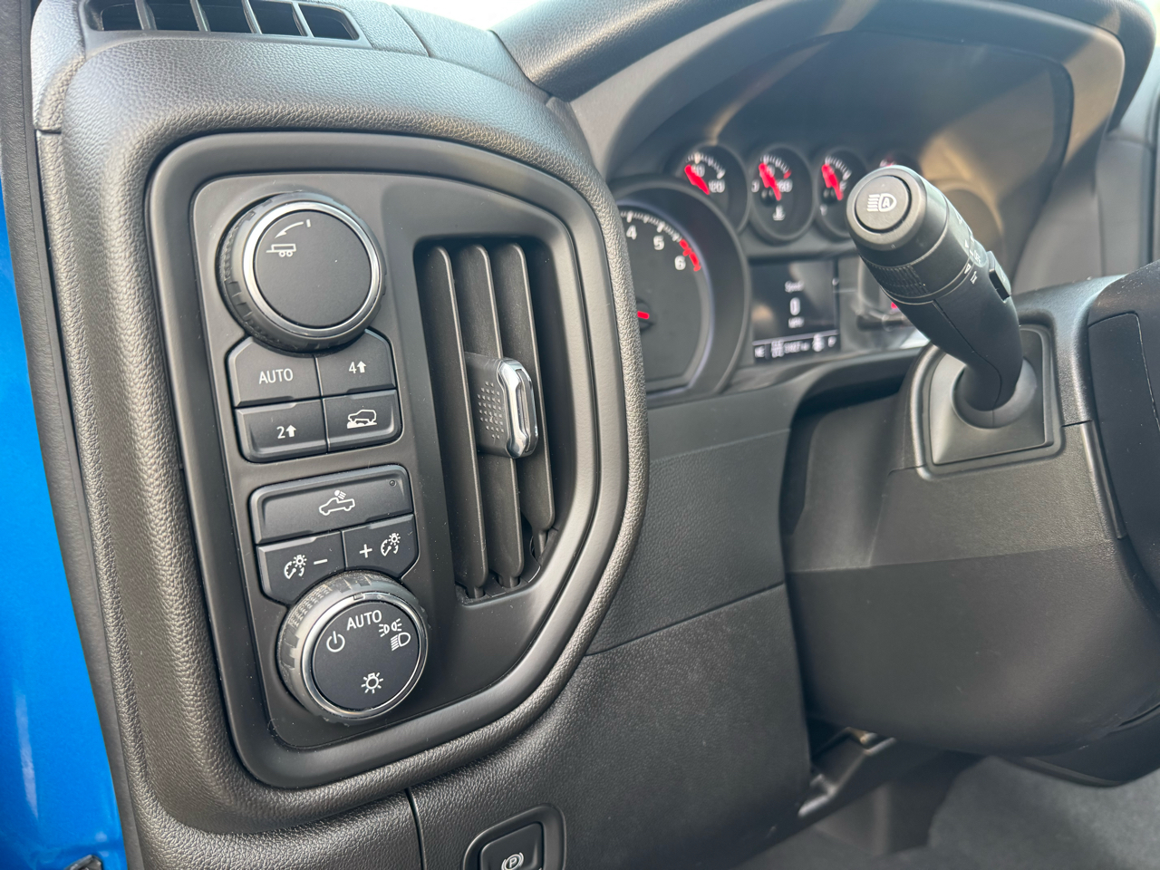 Chevrolet Silverado 1500 4WD Crew Cab 147" Custom 2023