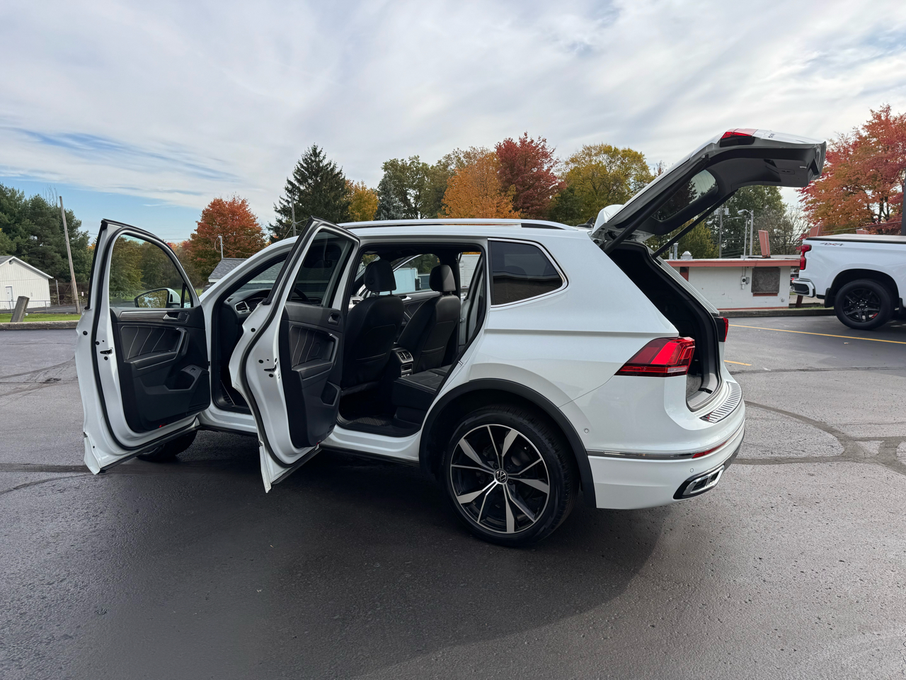 Volkswagen Tiguan 2.0T SEL R-Line 4MOTION 2023 Volkswagen Tiguan 2.0T SEL R-Line 4MOTION 2023