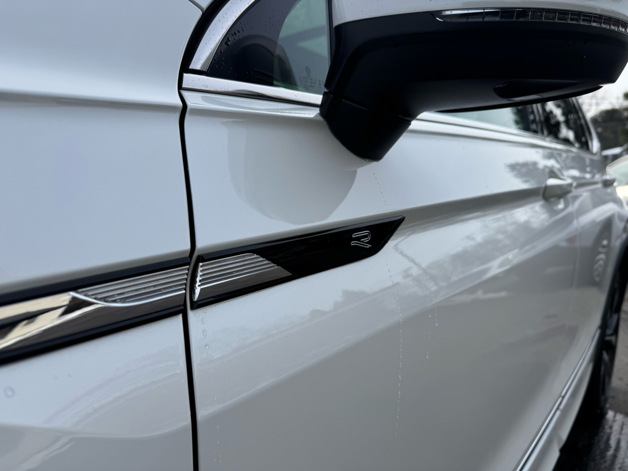 Volkswagen Tiguan 2.0T SEL R-Line 4MOTION 2023