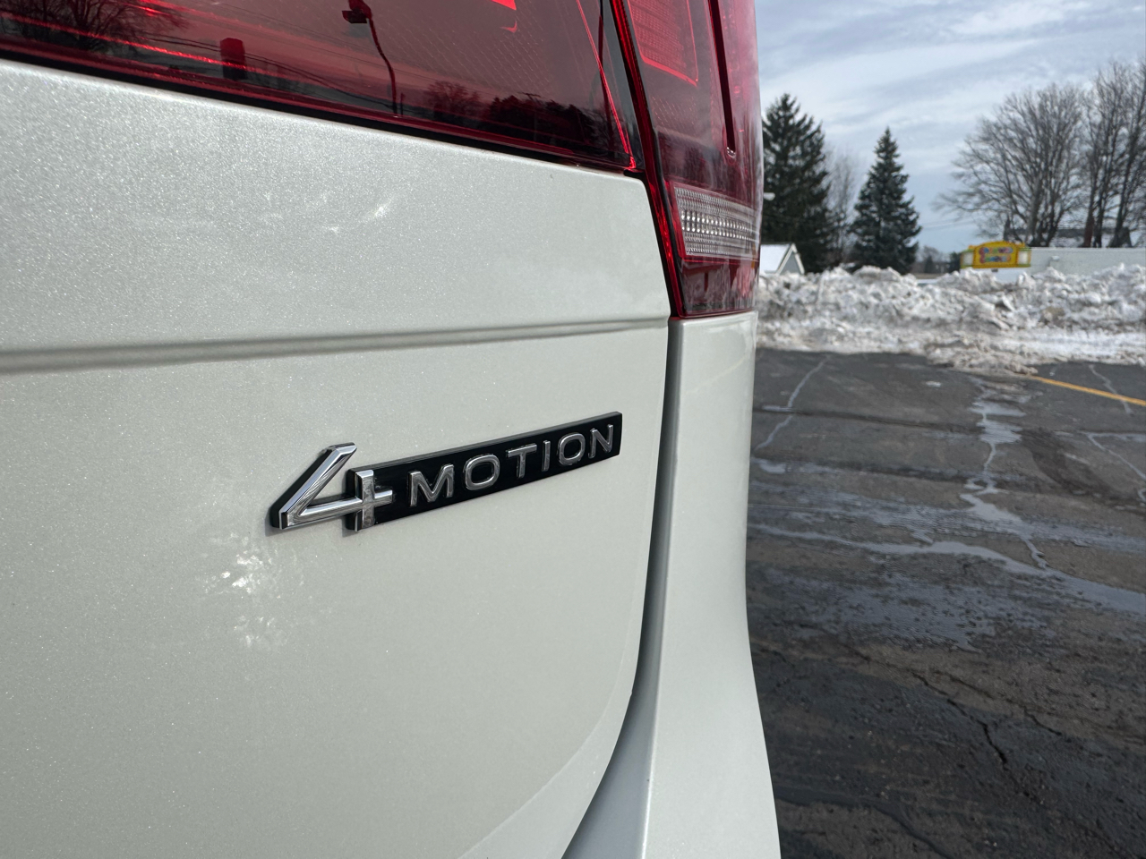 Volkswagen Tiguan 2.0T SEL R-Line 4MOTION 2023