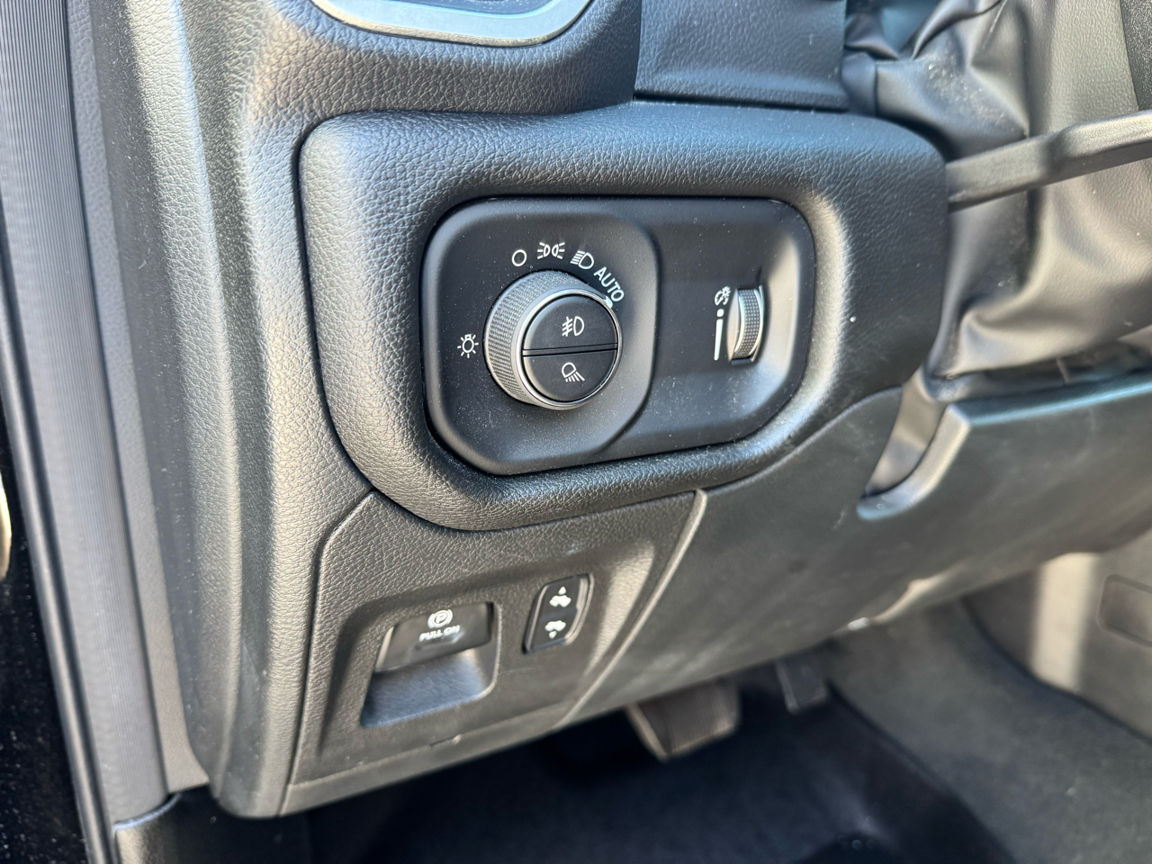 RAM 1500 Big Horn 4x4 Quad Cab 6'4" Box 2022