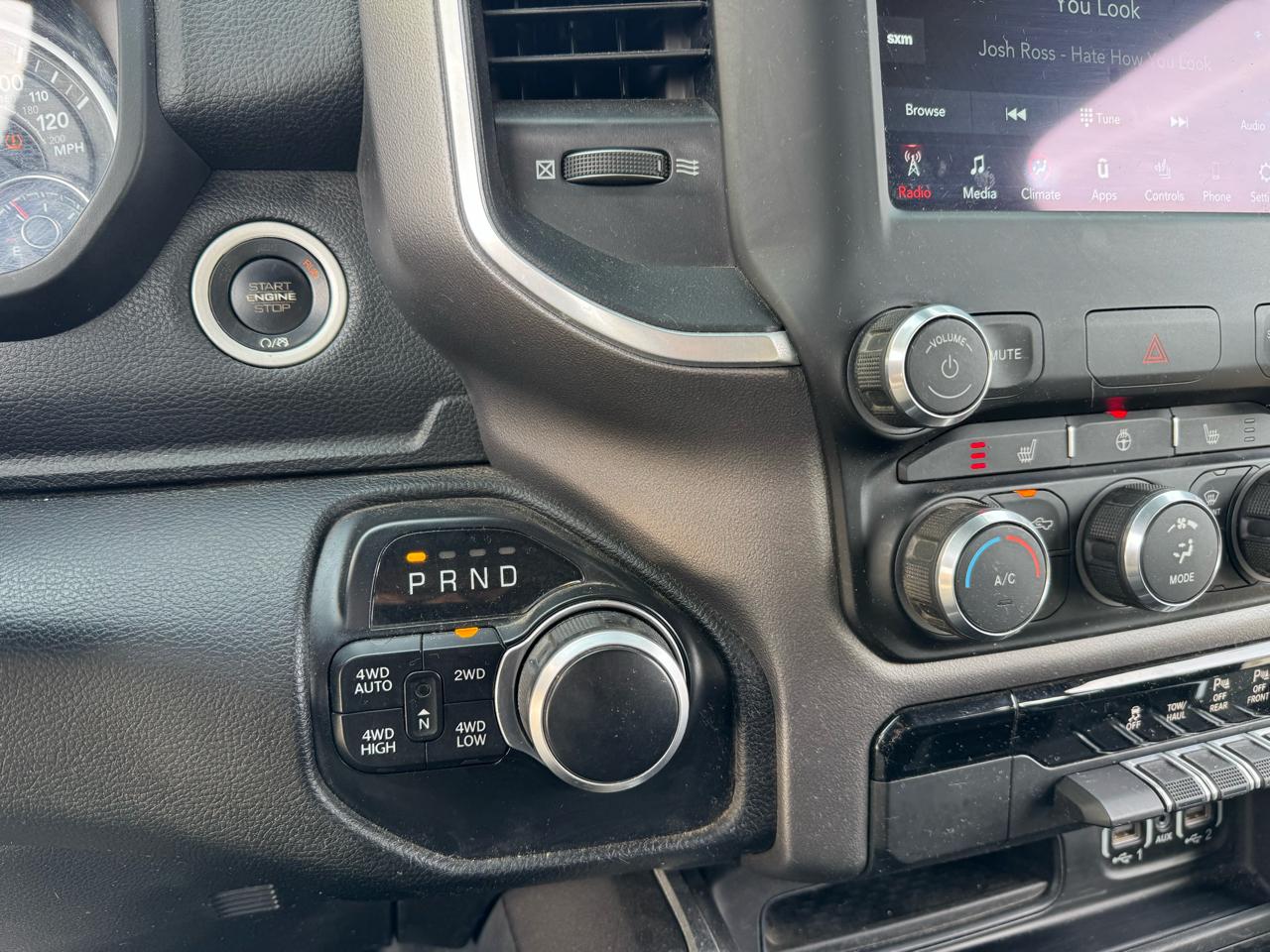 RAM 1500 Big Horn 4x4 Quad Cab 6'4" Box 2021