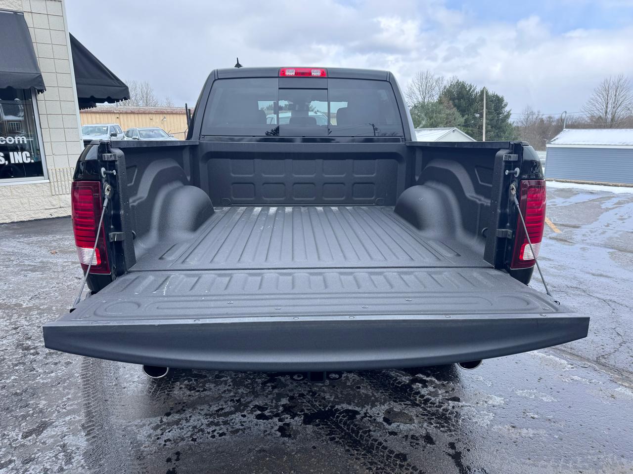 RAM 1500 Classic Warlock 4x4 Crew Cab 5'7" Box 2020