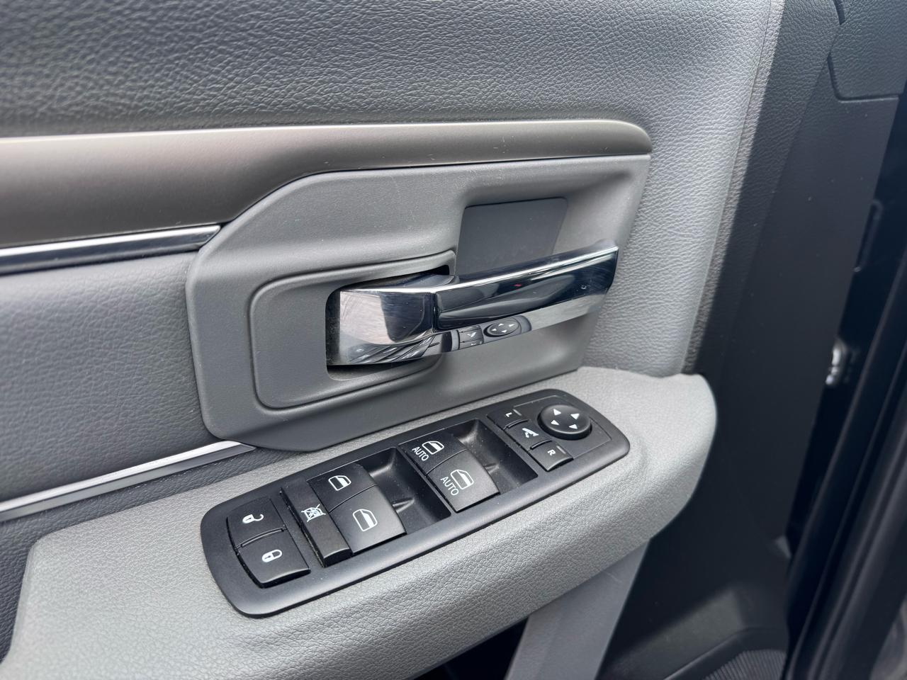 RAM 1500 Classic Warlock 4x4 Crew Cab 5'7" Box 2020