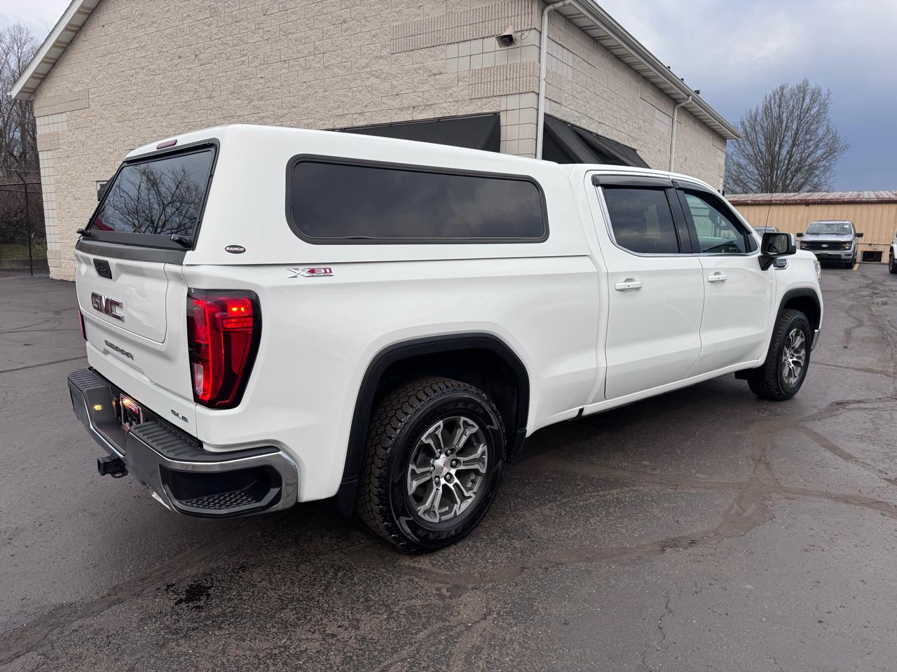GMC Sierra 1500 Limited 4WD Crew Cab 157" SLE 2022