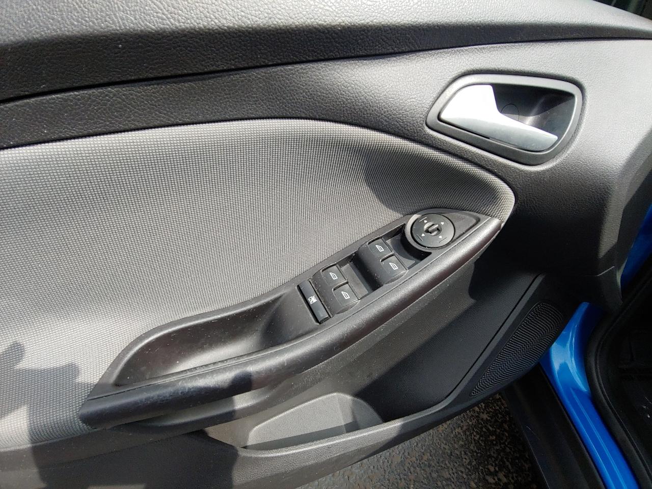 Ford Focus 4dr Sdn SE 2012