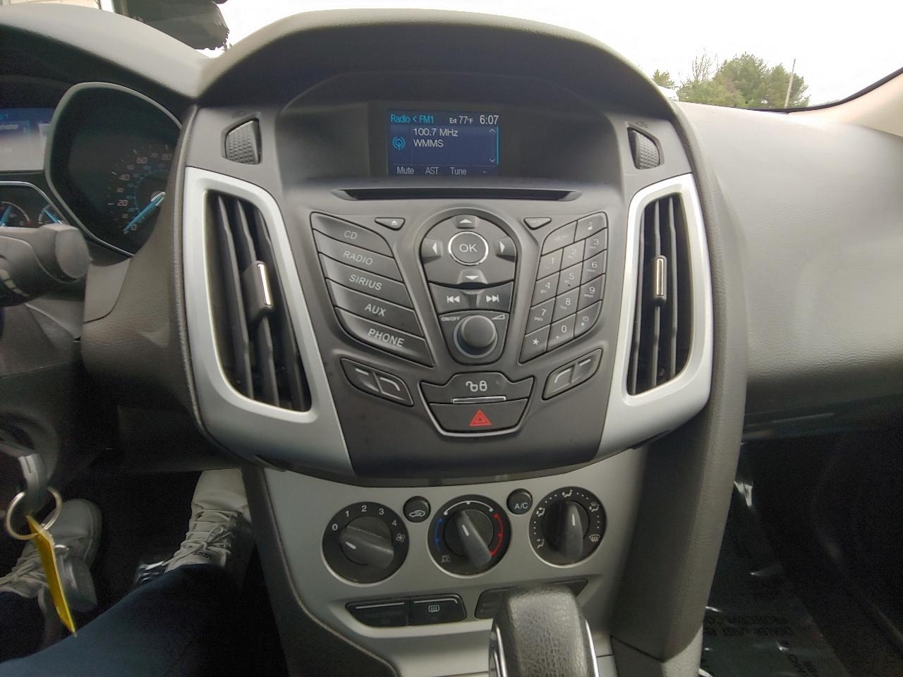 Ford Focus 4dr Sdn SE 2012