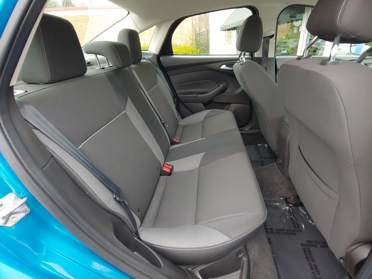 Ford Focus 4dr Sdn SE 2012