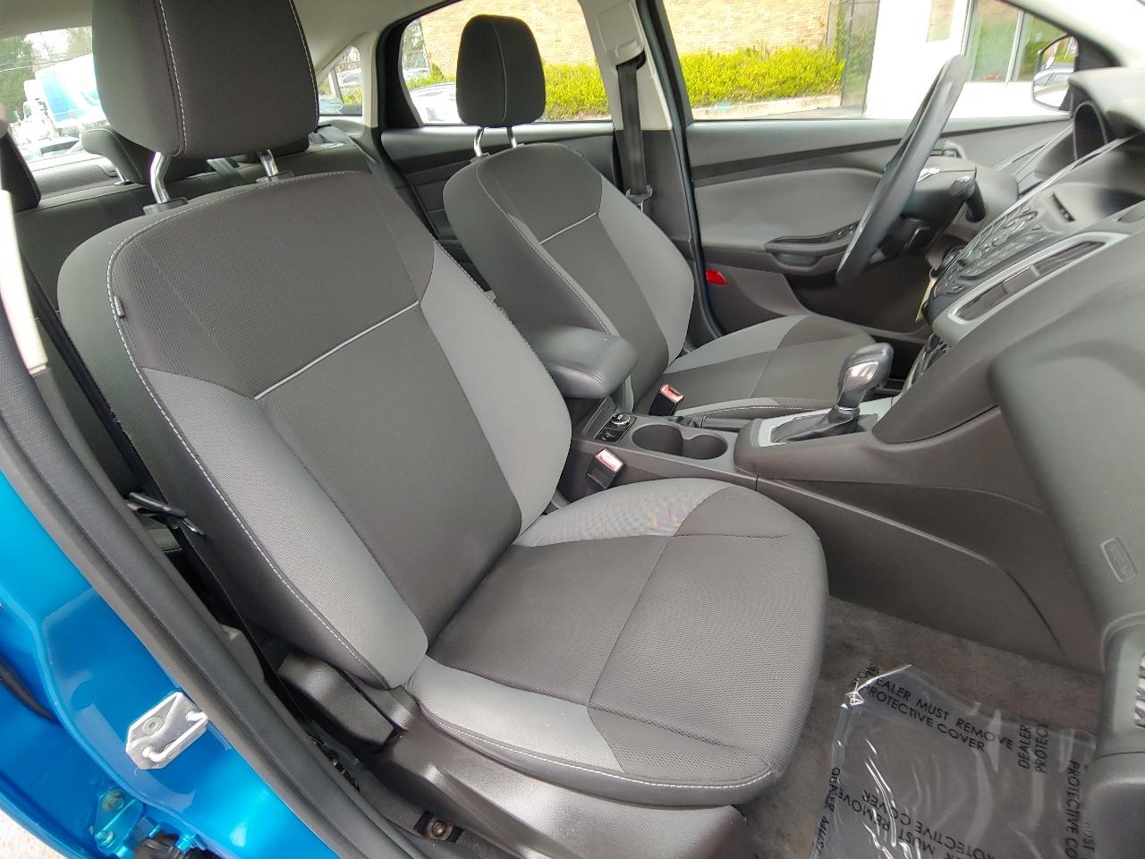 Ford Focus 4dr Sdn SE 2012