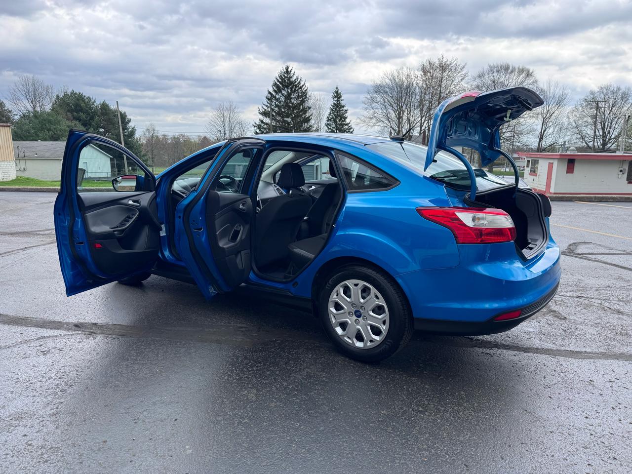 Ford Focus 4dr Sdn SE 2012