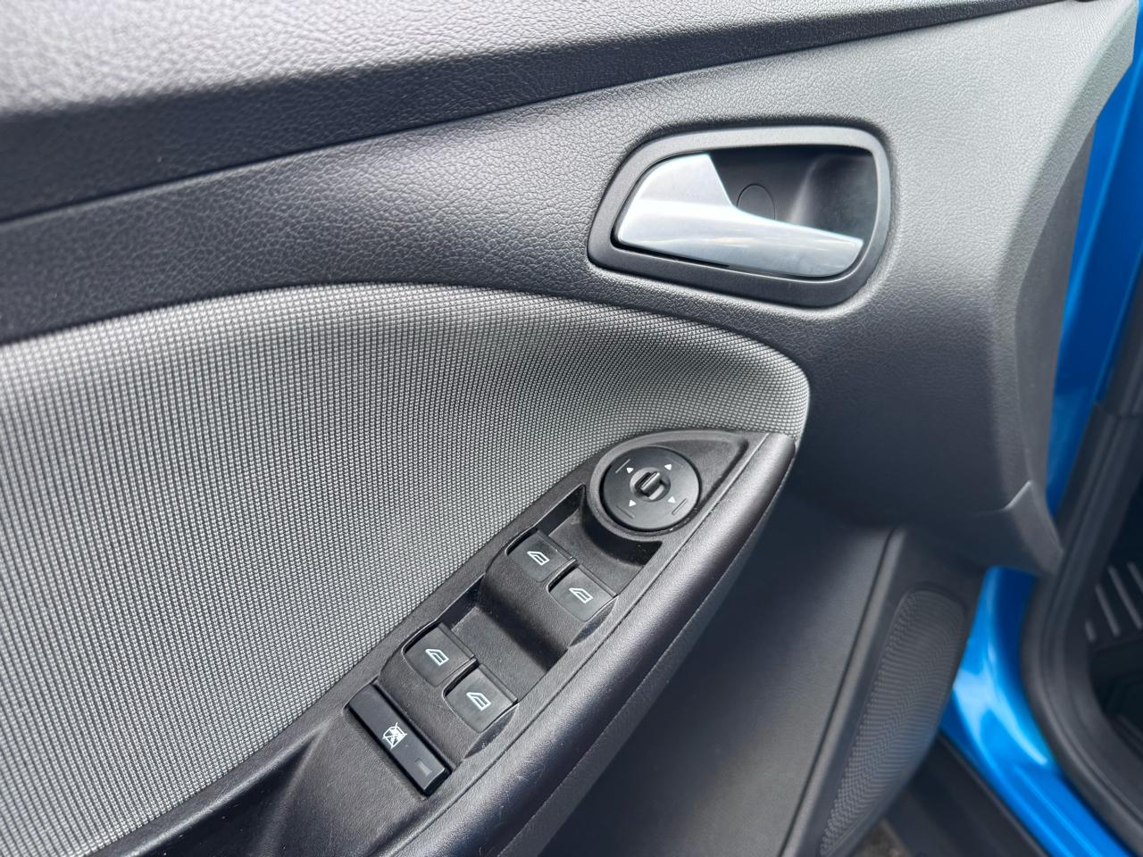 Ford Focus 4dr Sdn SE 2012