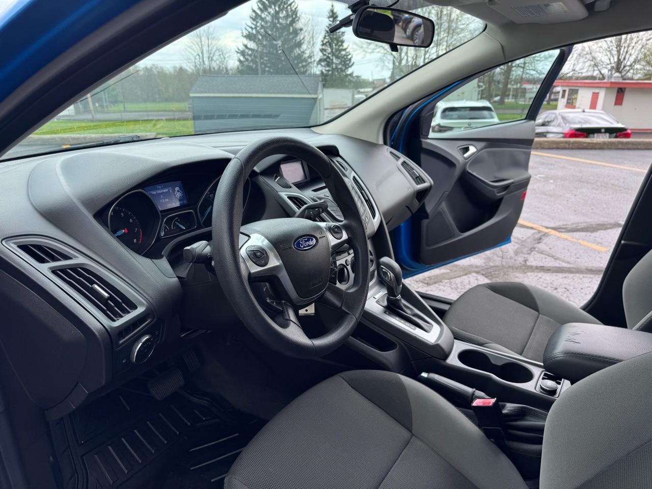 Ford Focus 4dr Sdn SE 2012