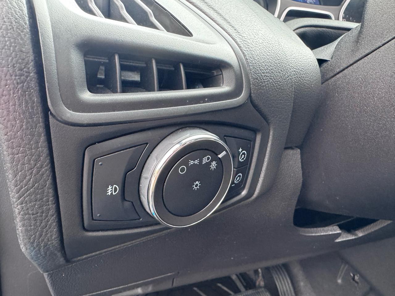 Ford Focus 4dr Sdn SE 2012