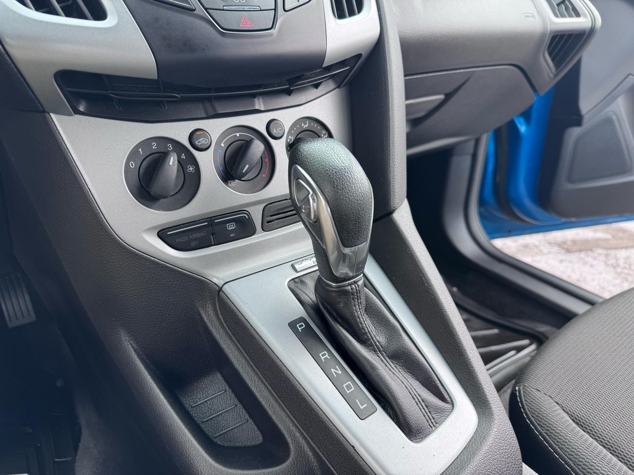 Ford Focus 4dr Sdn SE 2012