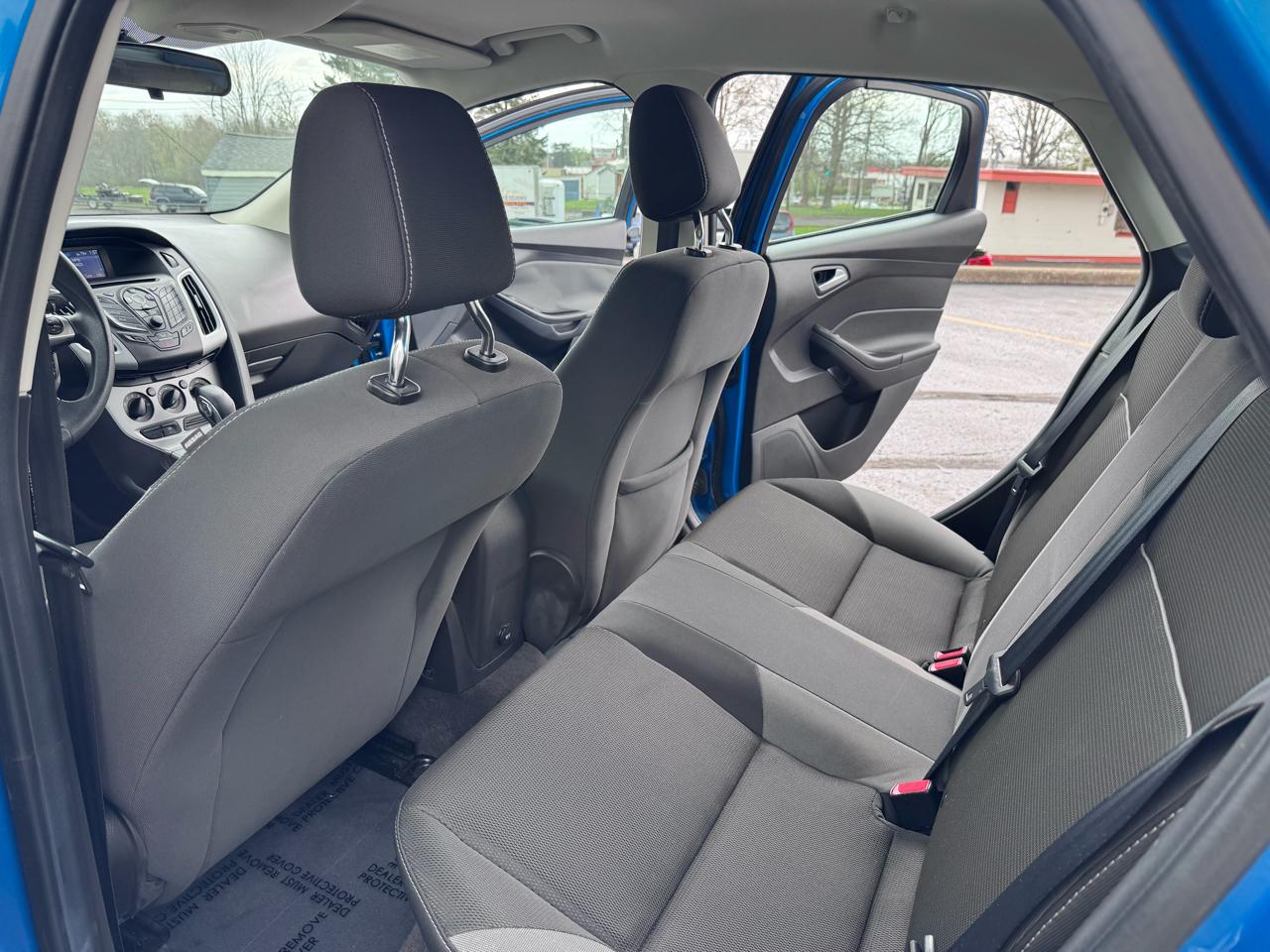 Ford Focus 4dr Sdn SE 2012