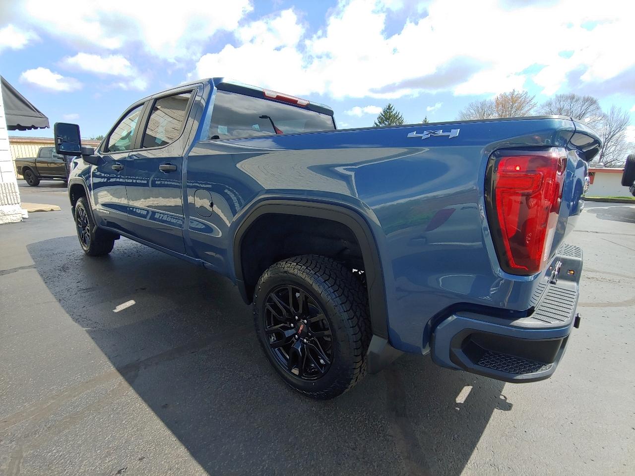 GMC Sierra 1500 4WD Crew Cab 157" Pro 2024