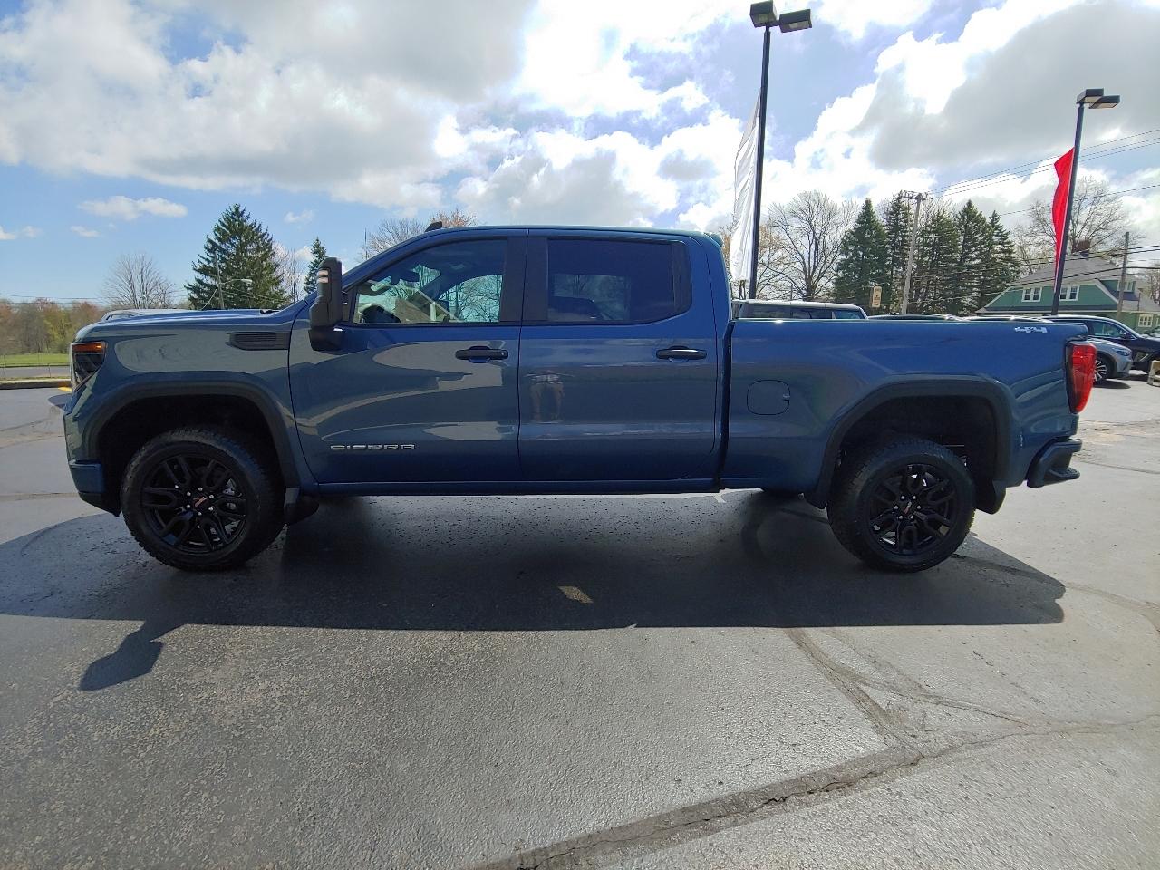 GMC Sierra 1500 4WD Crew Cab 157" Pro 2024