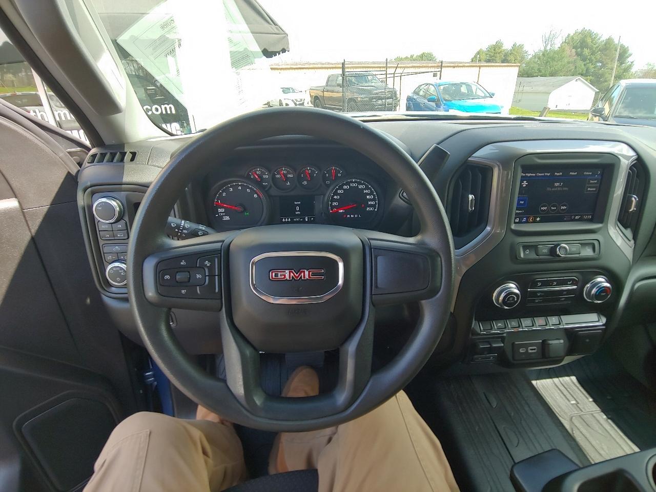 GMC Sierra 1500 4WD Crew Cab 157" Pro 2024
