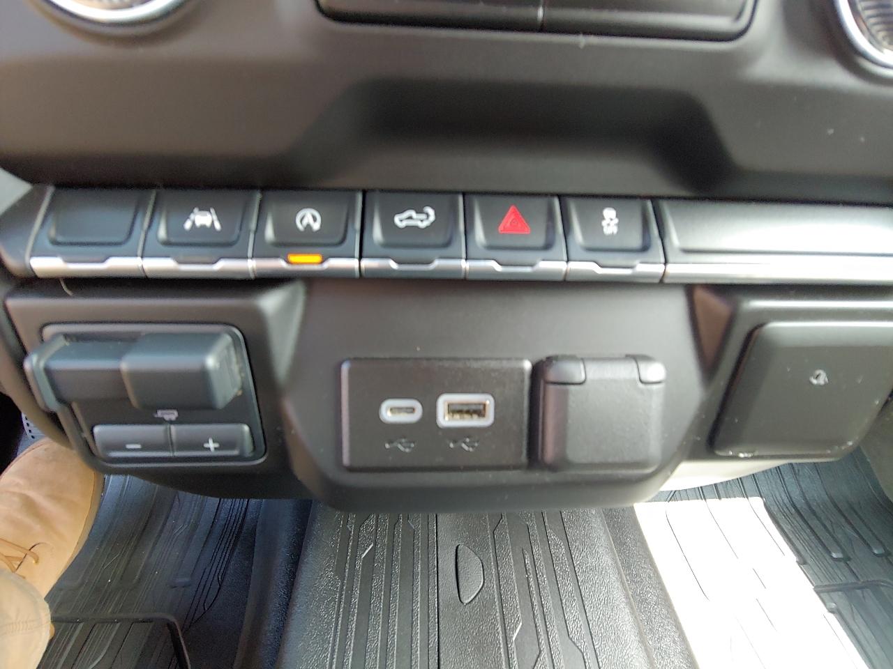 GMC Sierra 1500 4WD Crew Cab 157" Pro 2024