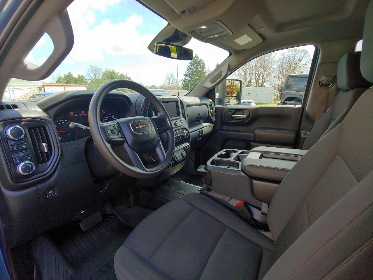 GMC Sierra 1500 4WD Crew Cab 157" Pro 2024