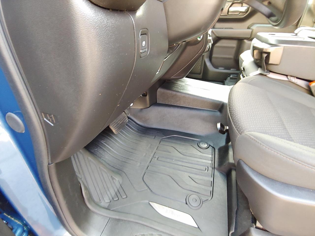 GMC Sierra 1500 4WD Crew Cab 157" Pro 2024