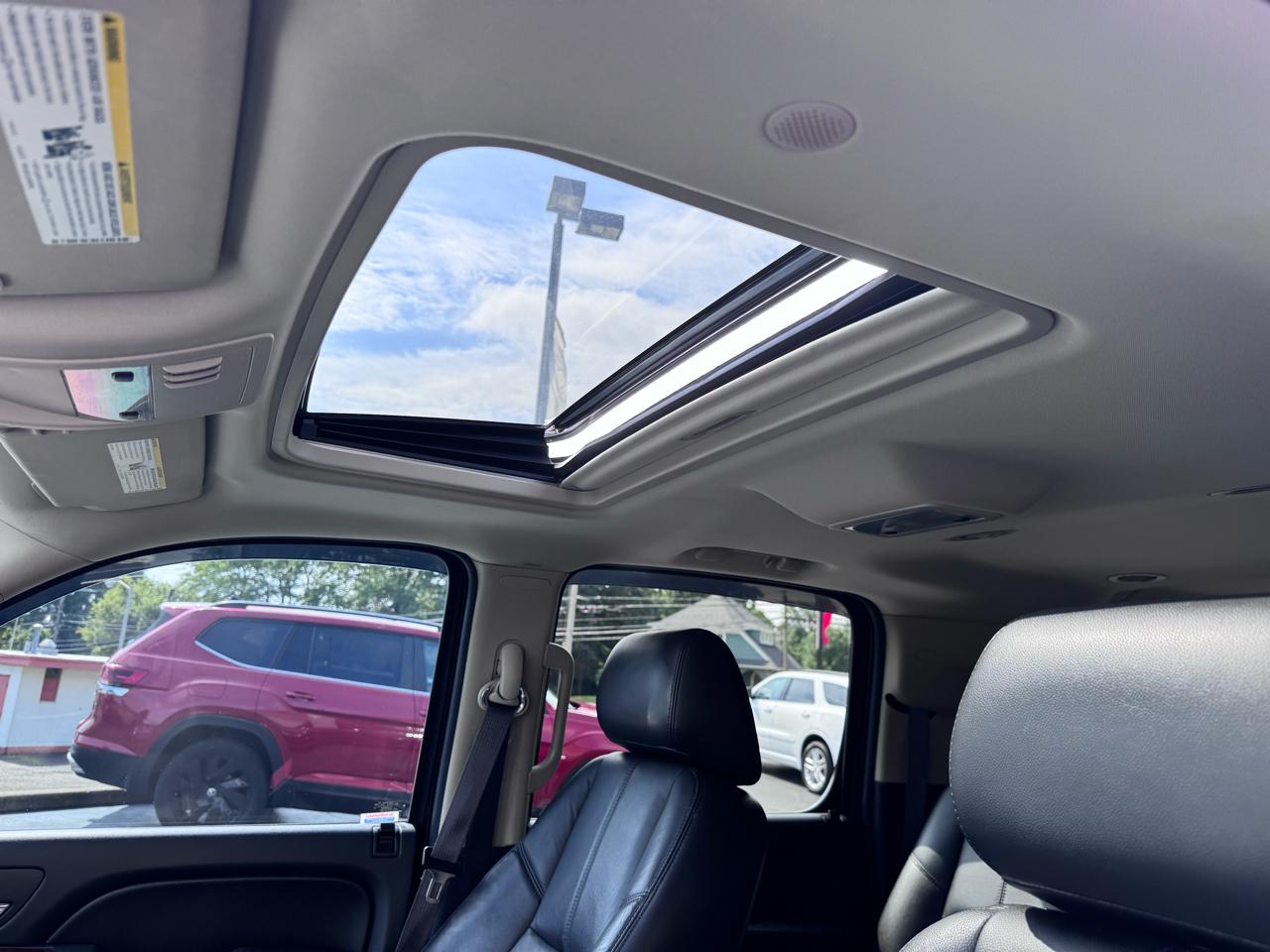 Chevrolet Suburban 4WD 4dr LT 2014
