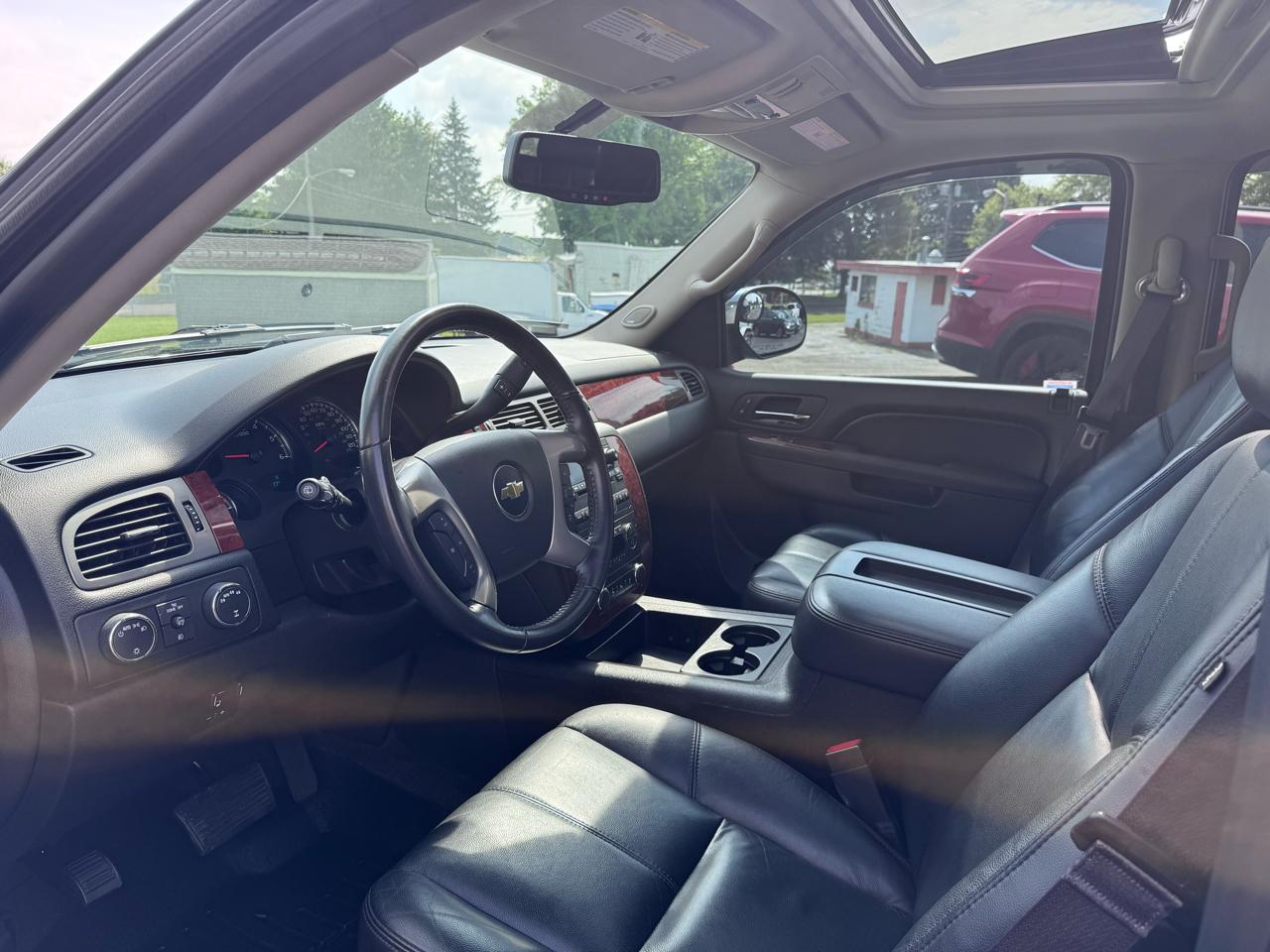 Chevrolet Suburban 4WD 4dr LT 2014