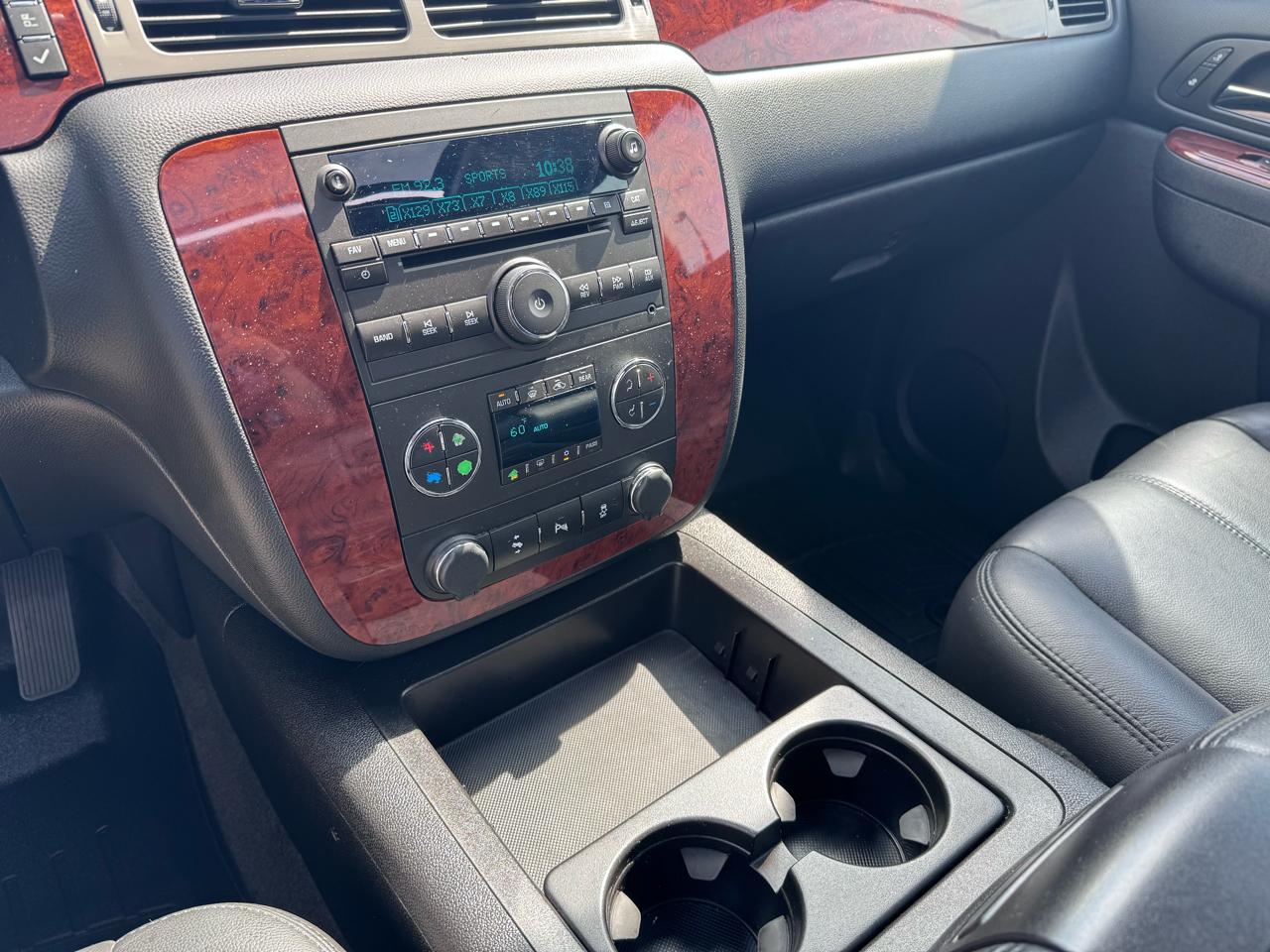 Chevrolet Suburban 4WD 4dr LT 2014