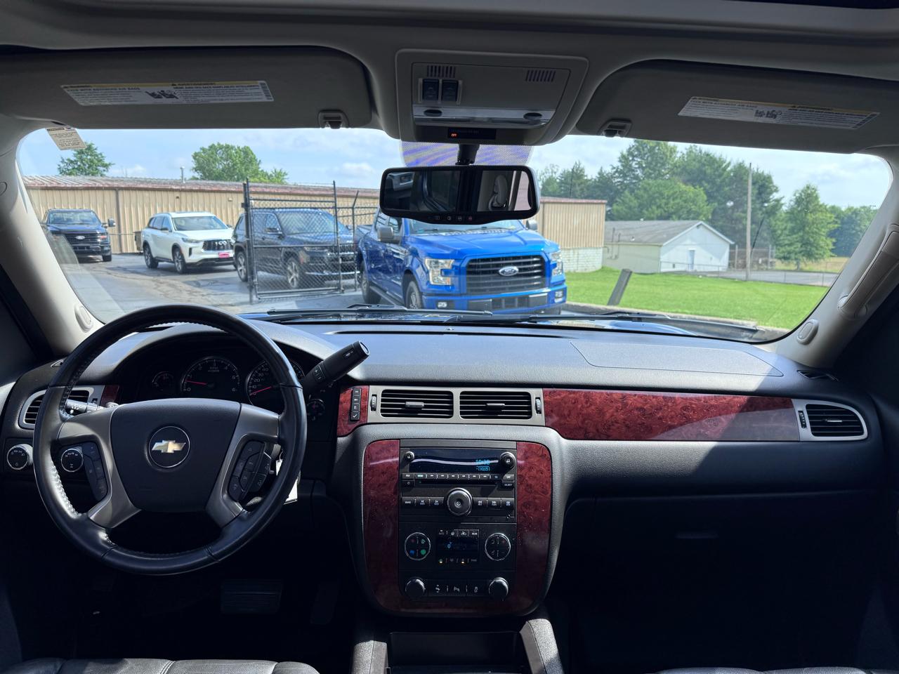 Chevrolet Suburban 4WD 4dr LT 2014