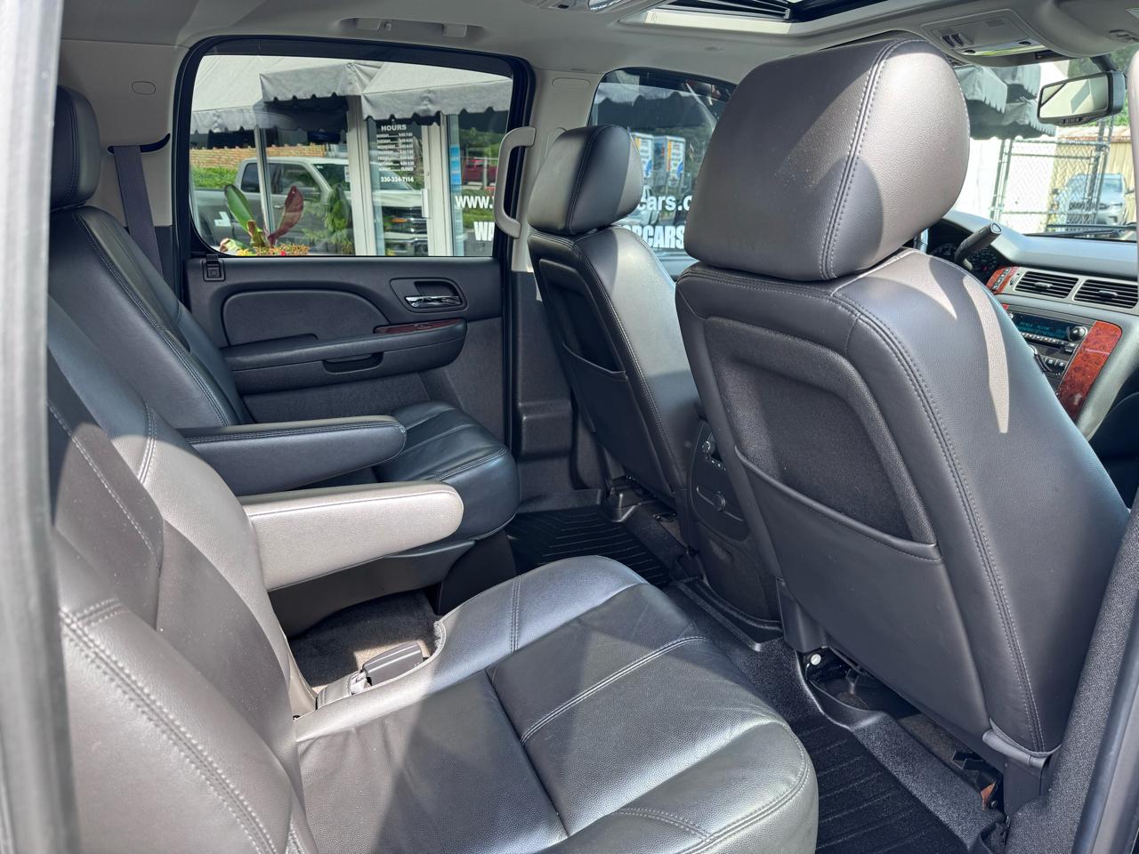 Chevrolet Suburban 4WD 4dr LT 2014