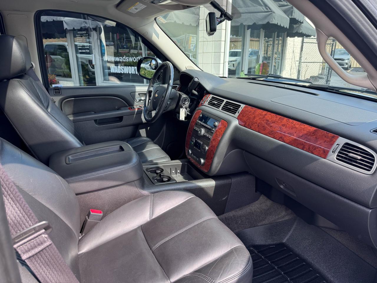 Chevrolet Suburban 4WD 4dr LT 2014