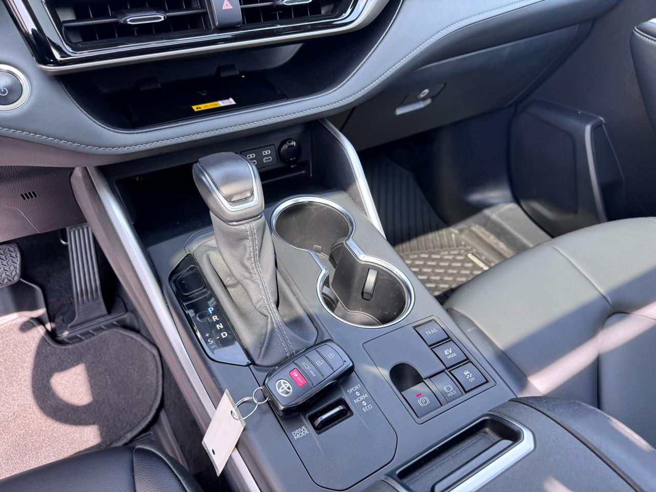 Toyota Highlander Hybrid XLE AWD (Natl) 2025