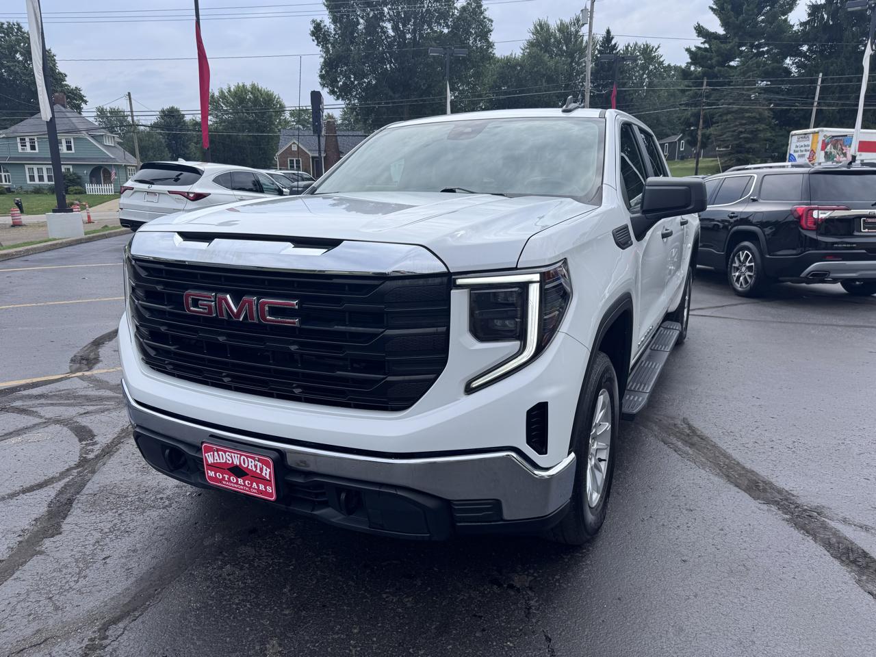 GMC Sierra 1500 4WD Crew Cab 147" Pro 2024